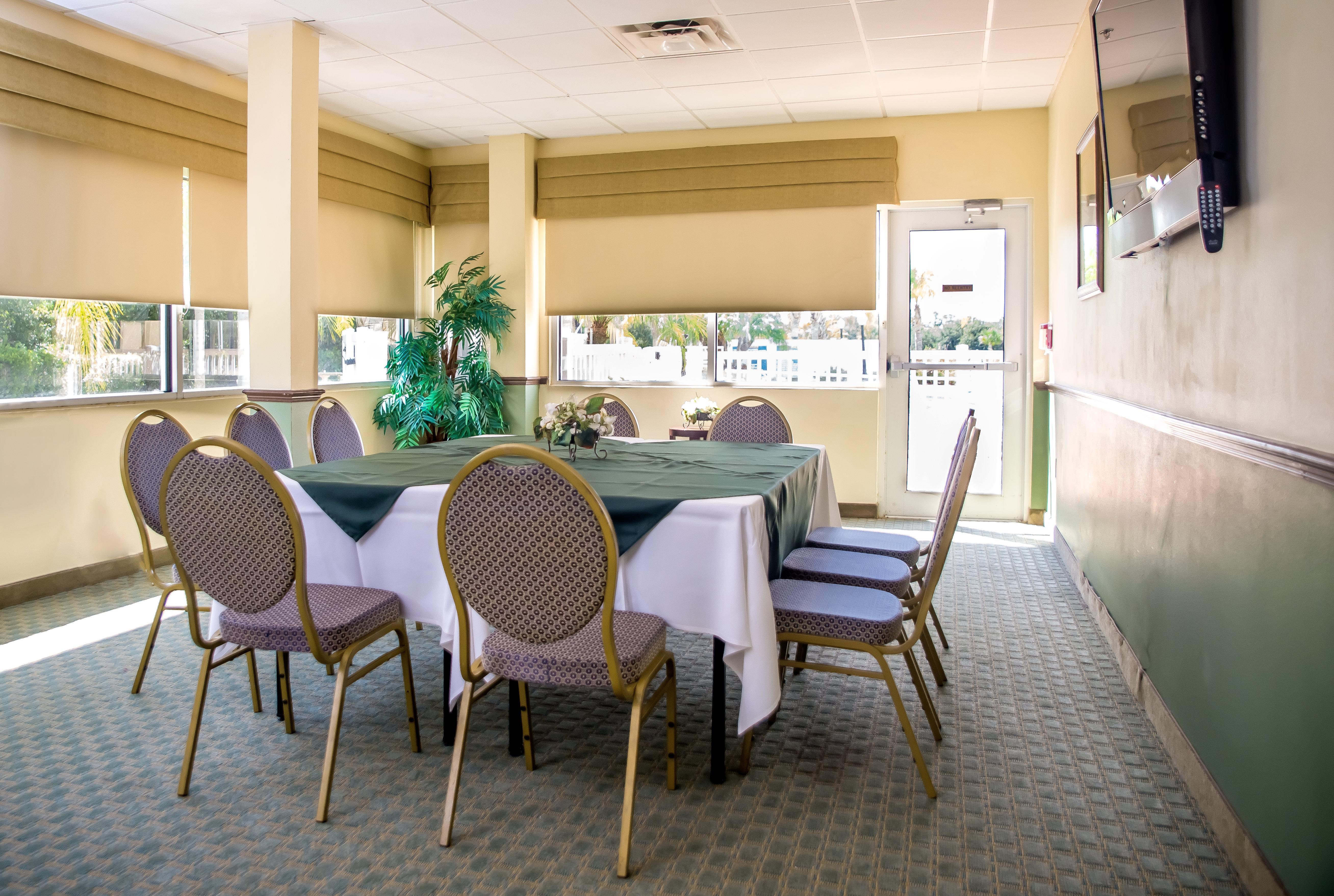 Holiday Inn Express & Suites Cocoa By Ihg Exterior photo